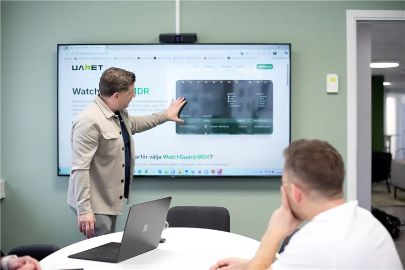 Kundmöte där rådgivare och kund diskuterar IT-lösningar